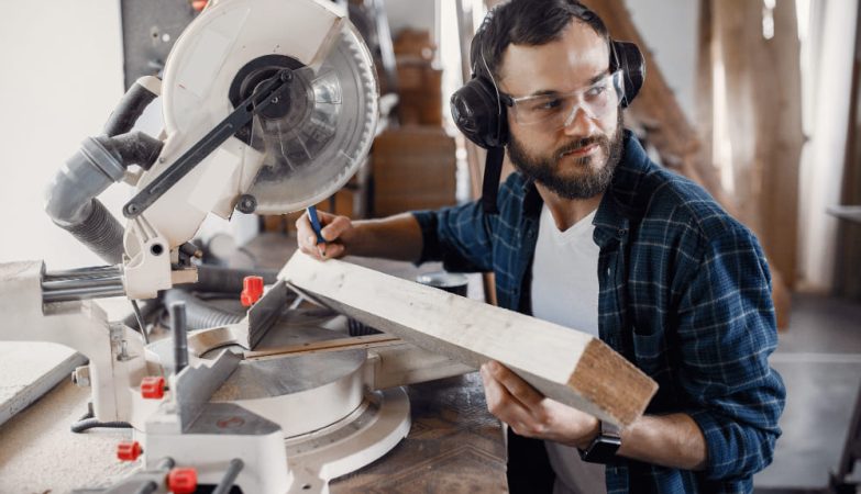 Svela la Tua Creatività con l'Intaglio del Legno: I Fondamenti del Pantografo